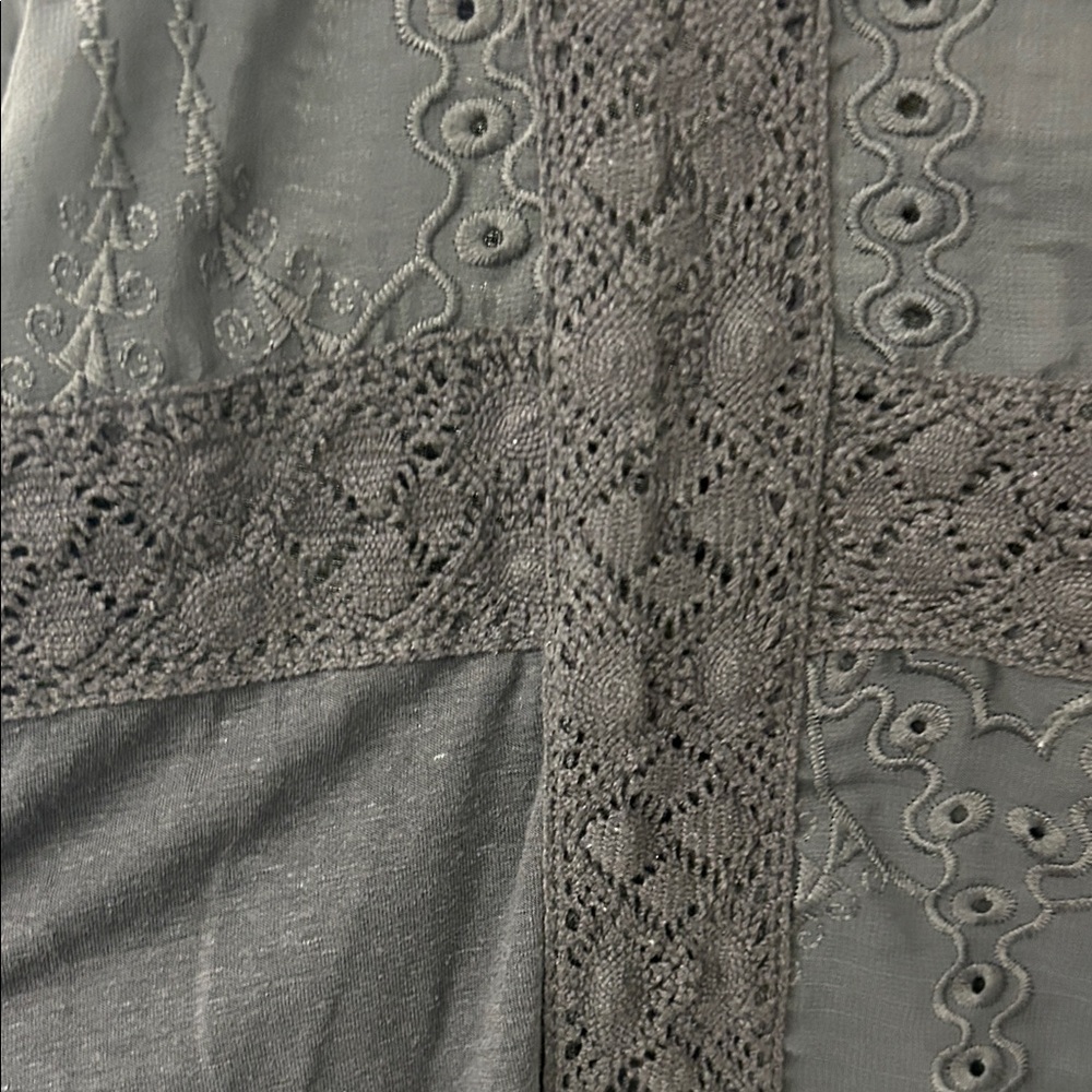 Tiny X Anthropologie Women's
Embroidered Eyelet Lace Trim
Sleeveless top size L - Picture 4 of 5
